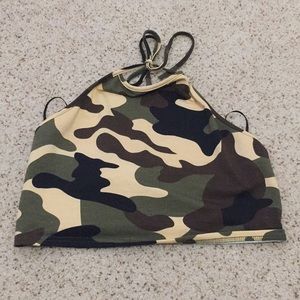 Camouflage sleeveless crop-top